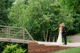 12-outdoor-leinenkugel-travel-themed-wedding-chippewa-falls-wi